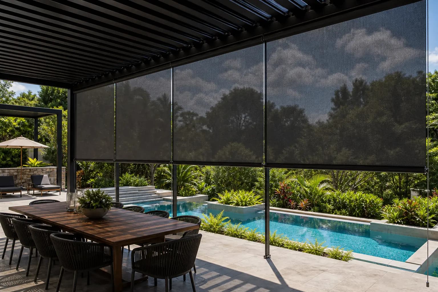 Enrollables para exterior en pérgola con piscina
