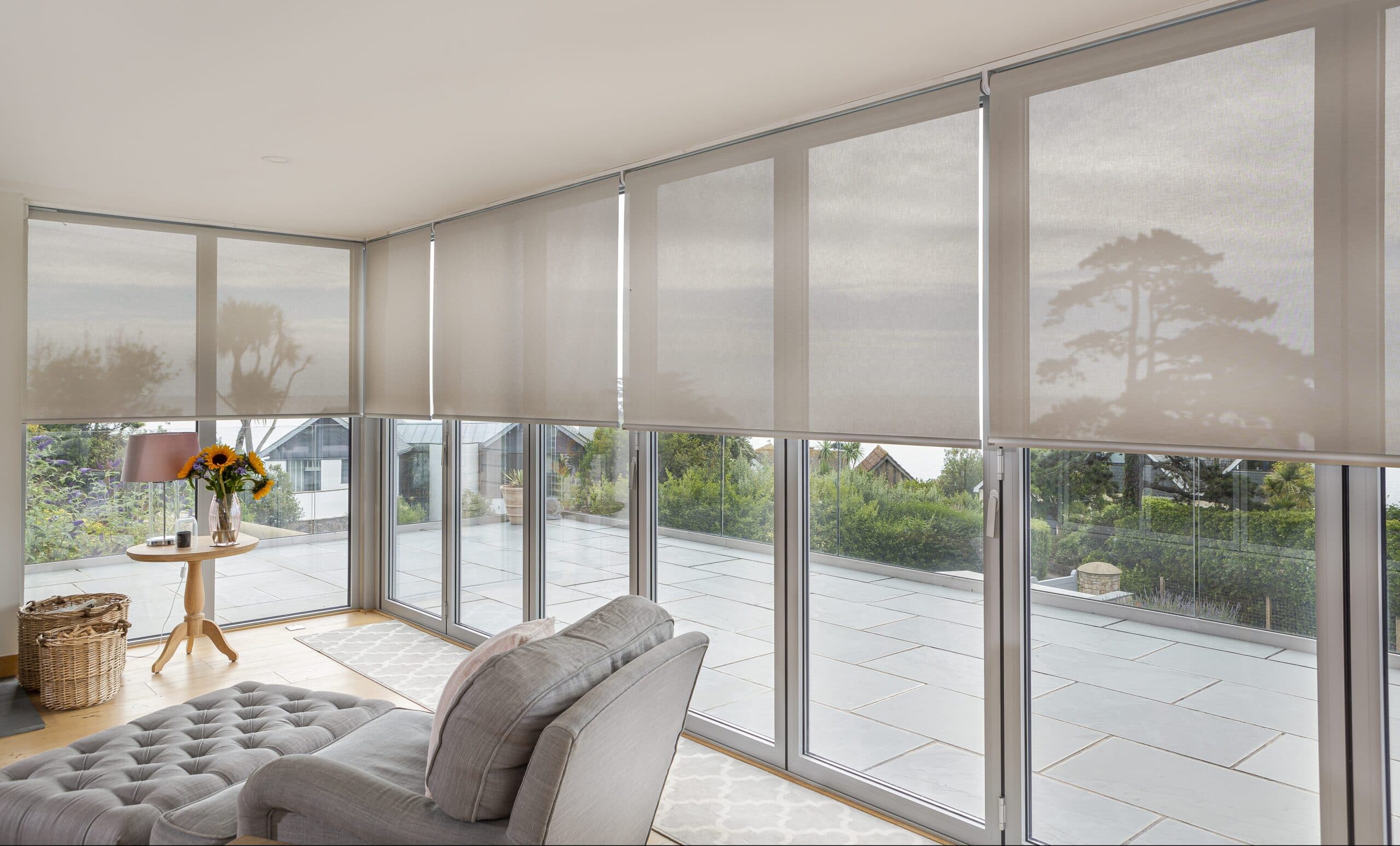 Cortinas enrollables en espacio moderno con luz natural